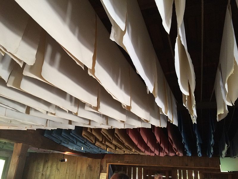 Feuilles de papier au séchage